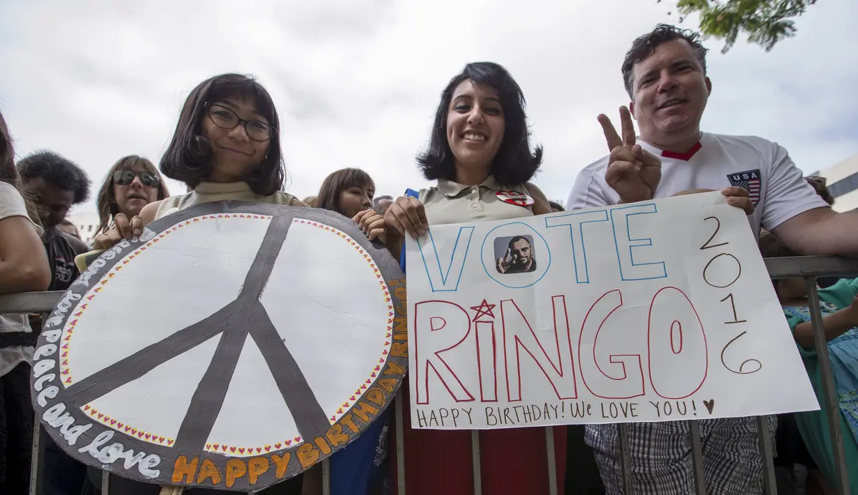 Para fans menghadiri perayaan ulang tahun drummer The Beatles, Ringo Starr yang ke-75 di Los Angeles, California, Selasa (7/7/2015). Acara perayaan ulang tahun tersebut bertema Peace & Love. (REUTERS/Mario Anzuoni)