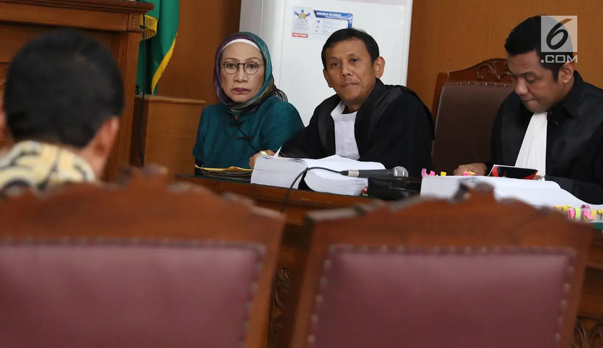 Terdakwa kasus dugaan penyebaran berita bohong atau hoaks Ratna Sarumpaet mendengarkan kesaksian saat sidang lanjutan di PN Jakarta Selatan, Selasa (9/4). Sidang dengan agenda mendengarkan keterangan empat orang saksi, salah satunya yaitu Presiden KSPI, Said Iqbal. (Liputan6.com/Immanuel Antonius)