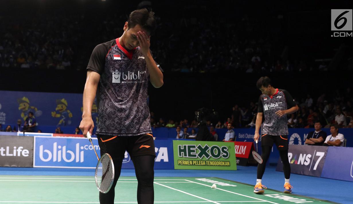 Ganda Putra Indonesia, Mohammad Ahsan/Rian Agung Saputro tertunduk saat laga melawan K Kedren/D Puavaranukroh (Thailand) di babak pertama Indonesia Open 2017, Jakarta, Rabu (14/6). M Ahsan/Rian kalah 21-19 17-21 21-18. (Liputan6.com/Helmi Fithriansyah)