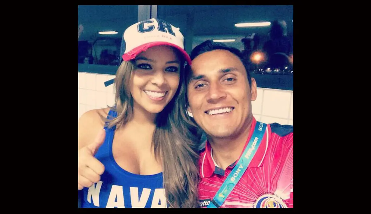 Kedatangan Kiper terbaru Madrid, Keylor Navas diikuti istri seksinya Andrea Salas (istimewa)
