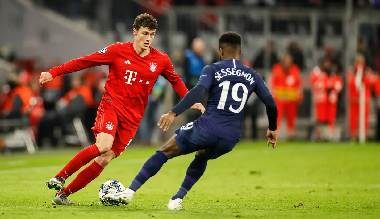 Pemain Bayern Munchen Benjamin Pavard (kiri) berebut bola dengan pemain Tottenham Hotspur Ryan Sessegnon pada pertandingan Grup B Liga Champions di Munich, Jerman, Rabu (11/12/2019). Munchen mengalahkan Tottenham 3-1. (Odd ANDERSEN/AFP)