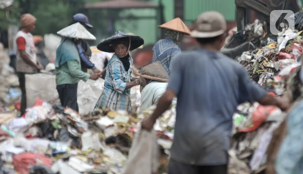 Aktivitas pemulung di Tempat Pembuangan Akhir (TPA) Cipayung, Depok, Jawa Barat, Kamis (9/4/2020). Komunitas Plastik Untuk Kebaikan (PUK) mencatat sekitar 4 juta pemulung di Indonesia turut terkena dampak pandemi virus Corona atau Covid-19 dan rentan tertular. (merdeka.com/Iqbal S. Nugroho)