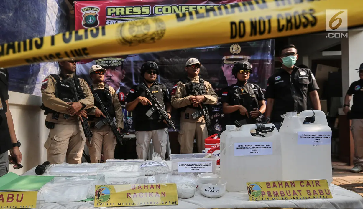 Barang bukti bahan pembuat sabu diperlihatkan di Perum Metland, Cipondoh, Tangerang, Rabu (8/8). Pabrik sabu yang beroperasi di komplek perumahan mampu memproduksi sabu 10-15 kilogram per hari. (Liputan6.com/Fery Pradolo)