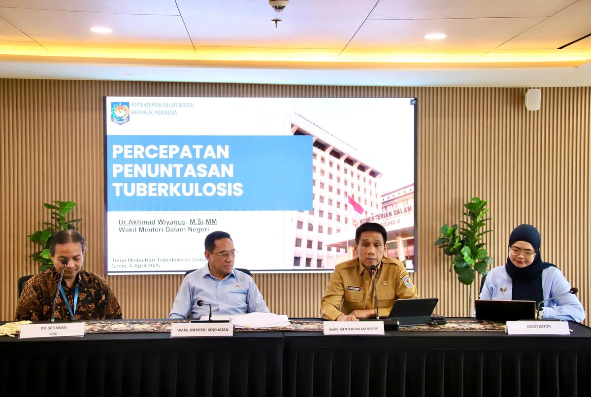 Wamendagri Akhmad Wiyagus saat konferensi pers Hari Tuberkulosis Sedunia 2026 di Kantor Kementerian Kesehatan