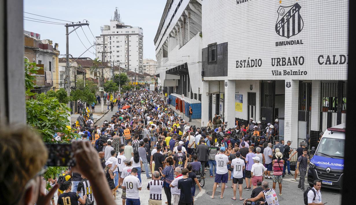 Masyarakat berdatangan untuk memberi penghormatan terakhir kepada Pele di Vila Belmiro Stadium. (AP Photo/Matias Delacroix)
