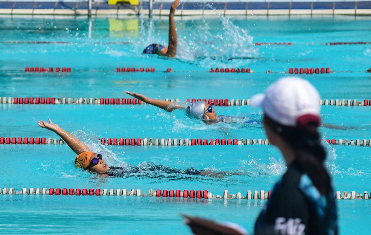Semangat Murid SD Bertanding Renang dalam Olimpiade Olahraga Siswa Nasional