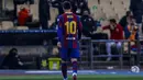 Penyerang Barcelona, Lionel Messi berjalan keluar lapangan setelah mendapat kartu merah saat bertanding melawan Athletic Bilbao pada pertandingan final Piala Super Spanyol di stadion La Cartuja, Senin (18/1/2021). Messi berpotensi mendapat larangan bermain dalam waktu yang cukup lama. (AP Photo/Migu