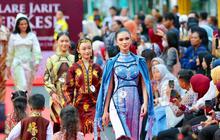 Fashion Lorong Bambu Jadi Pembuka Banyuwangi Batik Festival 2025