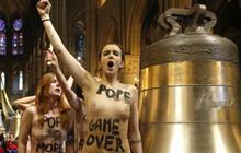 Pegiat Femen demo bugil di dalam gereja di Paris