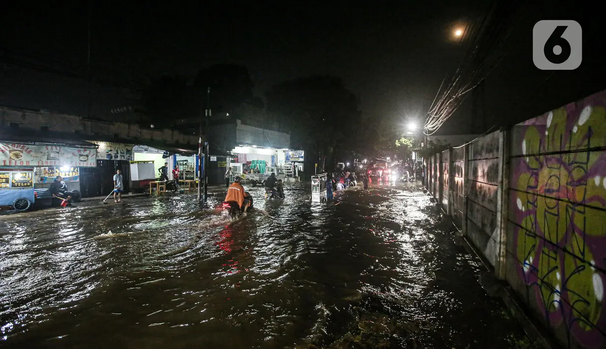 Kondisi banjir di Jalan Ciracas Raya, Jakarta, Jumat (12/8/2022). Hujan lebat yang terjadi sore tadi membuat Jalan Ciracas Raya tergenang air dan kendaraan terjebak banjir. (Liputan6.com/Faizal Fanani)