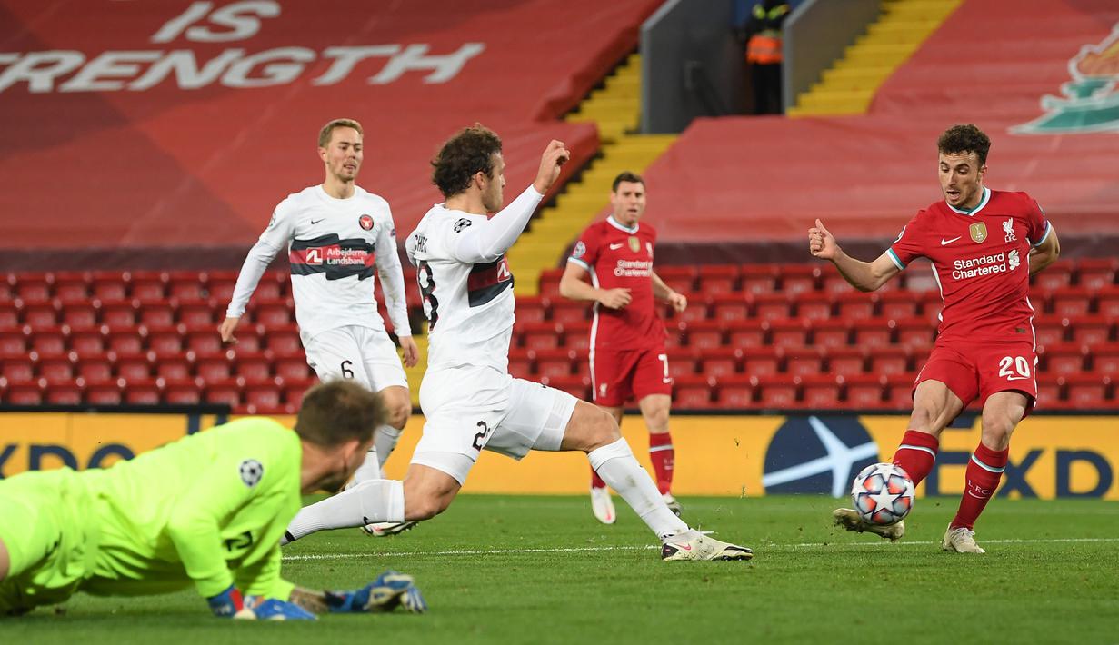Striker Liverpool, Diogo Jota, berusaha mencetak gol ke gawang Midtjylland pada laga Liga Champions 2020/2021 di Stadion Anfield, Rabu (28/10/2020) dini hari WIB. Liverpool menang 2-0 atas Midtjylland. (AFP/Michael Regan/pool)