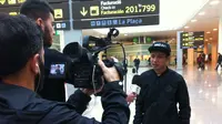 Evan Dimas Darmono mendarat di bandara Barcelona-El Prat, Rabu (3/2/2016) dan langsung diwawancara televisi La Liga . (Bola.com/La Liga)