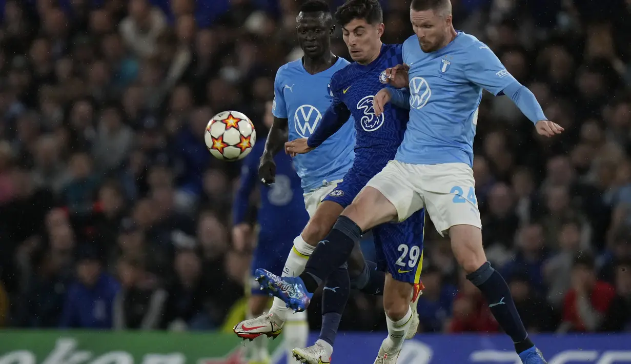 Gelandang Chelsea, Kai Havertz berebut bola dengan pemain Malmoe, Lasse Nielsen pada pertandingan Grup H Liga Champions di stadion Stamford Bridge di London, Kamis (21/10/2021). Chelsea menang telak atas Malmoe 4-0. (AP Photo/Alastair Grant)