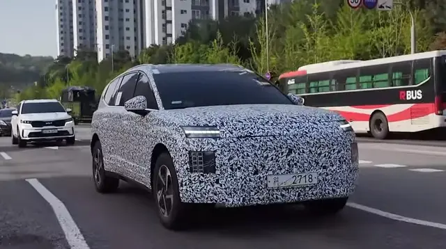 Hyundai Ioniq 7 berbalut kulit kamuflase tertangkap sedang melakukan tes di jalanan Korea Selatan sebelum debut pada Juli 2024. (Autospy)