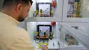 Sebuah printer 3D digunakan untuk membuat bingkai untuk pelindung wajah di bawah proyek Glia, yang menghasilkan pasokan medis murah untuk wilayah miskin, selama pandemi COVID-19 yang sedang berlangsung di Kota Gaza (13/7/2020). (AFP/Mohammed Abed)