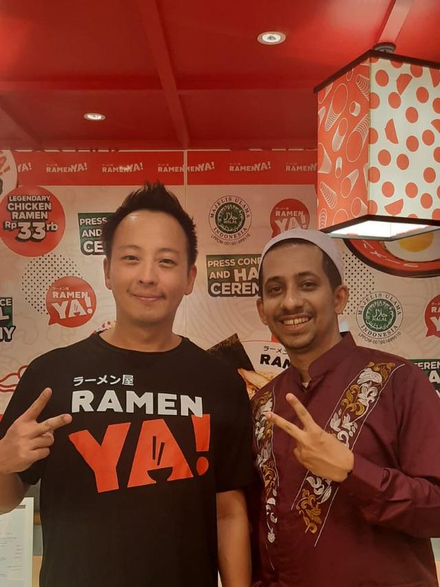 Habib Jafar bersama dengan Yansen Salim, pemilik RamenYA!