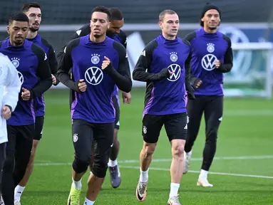 Gelandang tim nasional Jerman, Joshua Kimmich (tengah) bersama rekan setimnya menghadiri sesi latihan bersama di stadion di Frankfurt am Main, Jerman, pada 11 November 2024. (Kirill KUDRYAVTSEV/AFP)