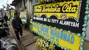 Karangan bunga duka cita dari wakil Ketua DPD RI Farouk Muhammad terpajang di samping rumah duka mantan Menteri Pemberdayaan Perempuan Tuty Alawiyah di Bekasi, Rabu (4/5/2016). TutyAlawiyah wafat di usia 74 tahun. (Liputan6.com/Helmi Fithriansyah)