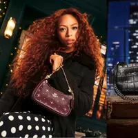 Selain rangkaian tas, kampanye Holiday 2025 juga menghadirkan koleksi pakaian dan alas kaki yang dirancang untuk musim dingin. Beberapa highlight termasuk mantel Teddy, puffer jacket shearling, gaun bertekstur flocked, hingga jaket kulit yang menjadi signature Coach. (foto/dok: coach)