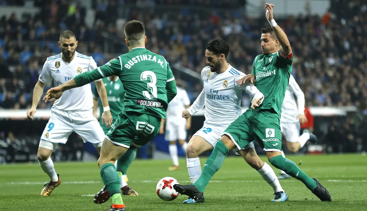 Aksi pemain Real Madrid, Francisco Roman "Isco", melewati adangan para pemain Leganes pada perempat final Copa del Rey di Santiago Bernabeu stadium, Madrid, (24/1/2018). Leganes menang 2-1. (AP/Francisco Seco)