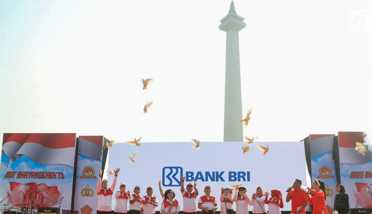 Kapolri Jenderal Polisi Tito Karnavian, Panglima TNI Hadi Tjahjanto dan jajaran Direksi Bank BRI melepas burung pada HUT Bhayangkara ke-73 di kawasan silang Monas, Jakarta, Minggu (7/7/2019). Kegiatan tersebut merupakan momentum untuk mendekatkan diri dengan masyarakat. (Liputan6.com/HO/Bayu)