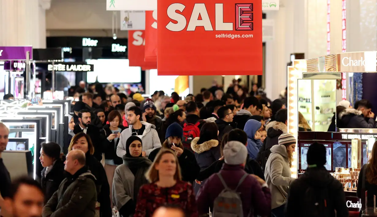 Para calon pembeli mencari barang murah selama Boxing Day di Selfridges, London, Rabu (26/12).  Pada Boxing Day ini, hampir semua toko yang memberikan pesta diskon diserbu para pembeli dan terjadi antrean panjang.  (Isabel Infantes/PA via AP)