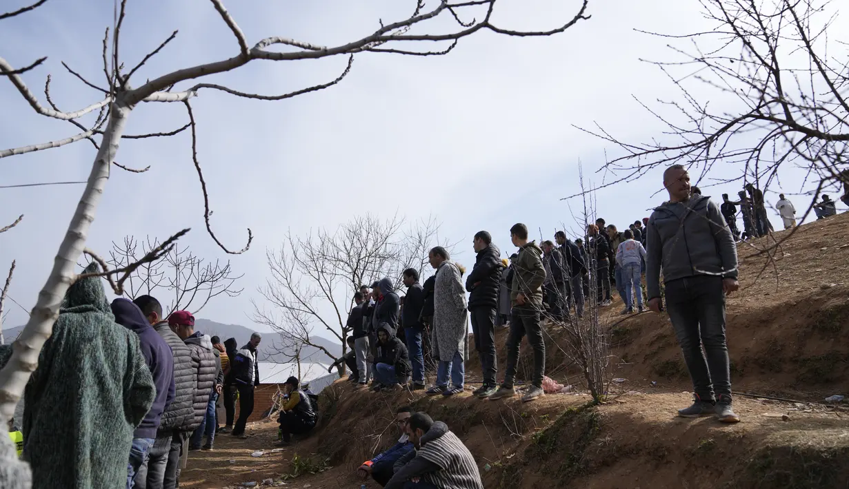 Warga menyaksikan petugas berusaha menyelamatkan bocah lelaki berusia 5 tahun yang jatuh ke dalam sumur di dekat kota Bab Berred dekat Chefchaouen, Maroko (4/2/2022). Bocah itu, yang diidentifikasi sebagai Rayan, jatuh ke dalam sumur sedalam 32 meter (105 kaki). (AP Photo/Mosa'ab Elshamy)