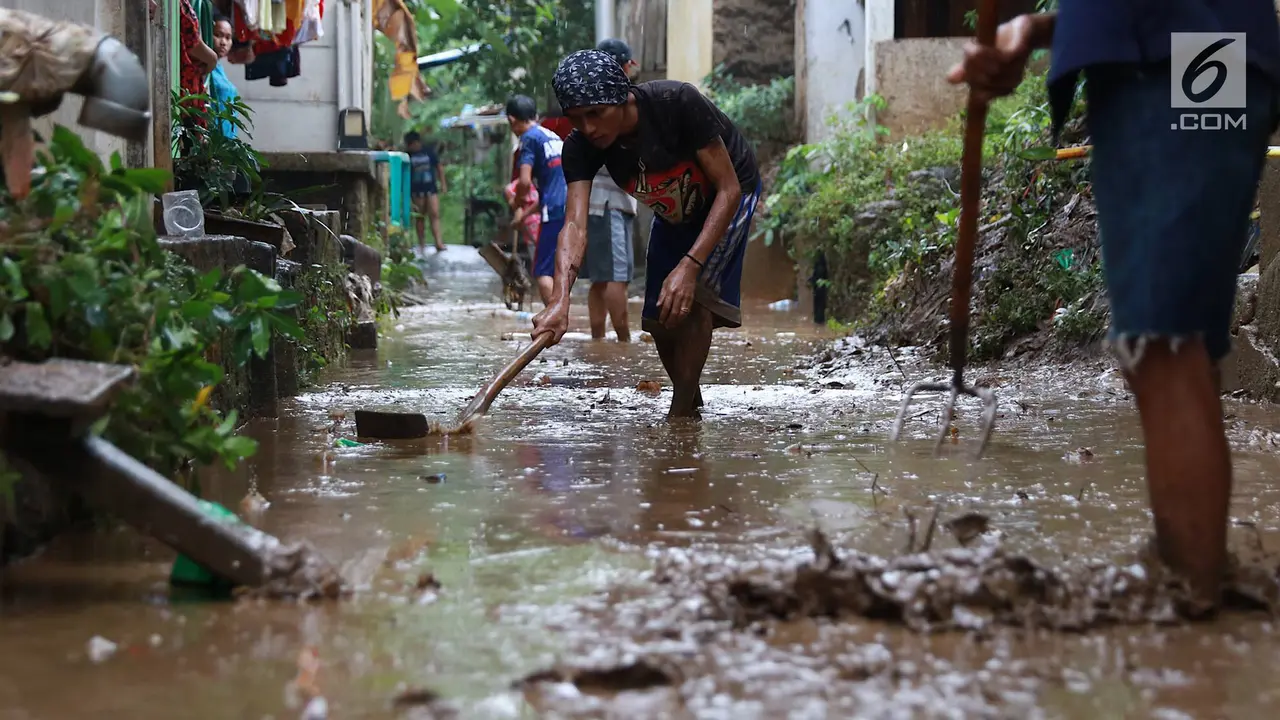 Warga Gang Arus Dalam Berjibaku Bersihkan Lumpur Banjir Kiriman dari Bogor