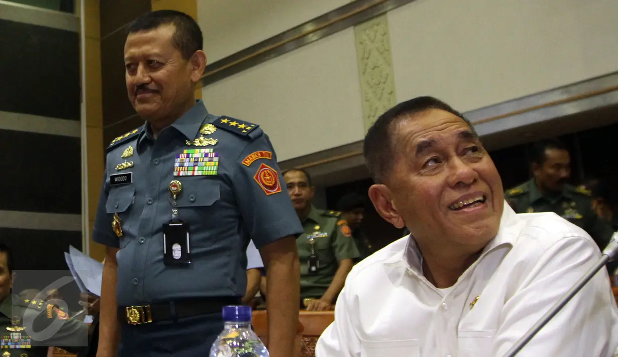 Menhan Ryamizard Ryacudu (kanan) saat menghadiri Raker di Komisi I DPR RI di Kompleks Parlemen, Jakarta, Kamis (13/4). Rapat kerja antara Kemenhan dan Komisi I membahas permohonan pergeseran anggaran Kemenhan dan TNI tahun 2017 (Liputan6.com/Johan Tallo)