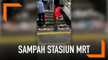 Seorang warganet merekam momen saat sampah berserakan di luar Stasiun MRT Bundaran HI.