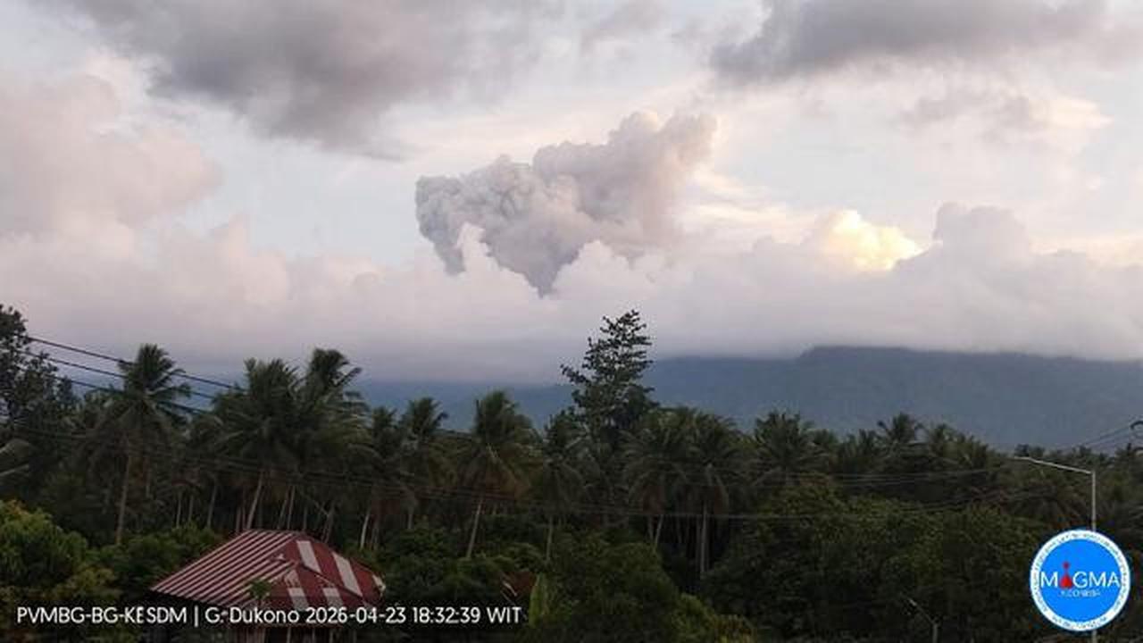 Gunung Dukuno Erupsi, Abu Letusan Capai 1,2 Km