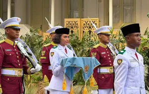 Putri Papua Jadi Pembawa Baki Upacara Penurunan Bendera HUT ke-81 RI di Istana