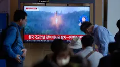 Layar TV menampilkan program berita yang melaporkan peluncuran rudal Korea Utara di Stasiun Kereta Seoul, Seoul, Korea Selatan, Sabtu (1/10/2022). Pejabat Korea Selatan dan Jepang menyatakan Korea Utara menembakkan dua rudal balistik jarak pendek menuju perairan timurnya, menjadikannya peluncuran senjata putaran keempat minggu ini yang dipandang sebagai tanggapan terhadap latihan militer di antara para pesaingnya. (AP Photo/Lee Jin-man)