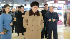 Pemimpin Korea Utara, Kim Jong-un berjalan sambil tersenyum mengunakan jaket dan topi tebal saat mengunjungi pusat perbelanjaan Mirae Shop yang baru dibangun di kompleks Mirae Shop di Korea Utara (28/3). (REUTERS/KCNA)