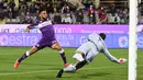 Penyerang Fiorentina Nicolas Gonzalez melakukan tendangan ke arah kiper Inter Milan Samir Handanovic pada pekan kelima Liga Italia Serie A 2021/2022 di Artemio Franchi, Rabu (22/9/2021) dini hari WIB. Inter Milan menang 3-1 meski sempat tertinggal lebih dulu di babak pertama. (ANDREAS SOLARO / AFP)