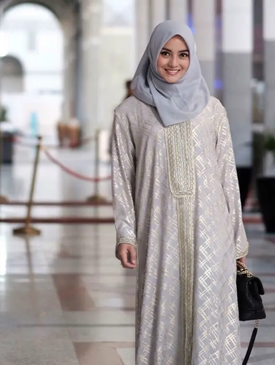 "Kebetulan aku lebaran tahun ini di Palu tempat nenek aku sama anak aku (Cattleya). Pasti sih ada gabg berbeda dari lebaran dua tahun belakangan ini, karena mas Ferry sudah tidak ada," kata Ririn Ekawati. (Instagram/ririnekawati)