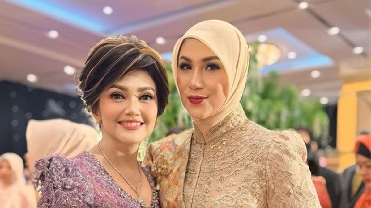 7 Potret Marini Zumarnis Pakai Kebaya Panjang Modern, Gayanya di Acara Mantu Bella Saphira Curi Perhatian