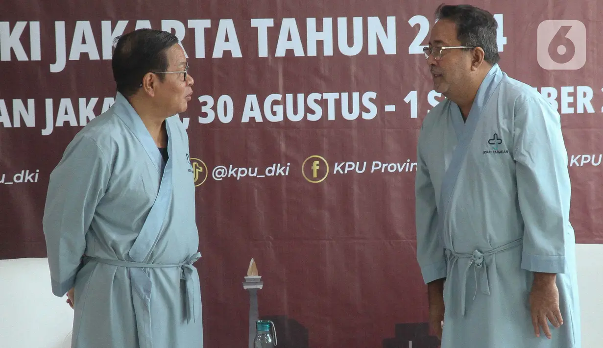 Mereka tiba dengan oplet berwarna biru lalu berjalan kaki diiringi pendukung yang membawa bendera dan ondel-ondel serta beraneka ragam parade kostum dan tarian. (Liputan6.com/Herman Zakharia)