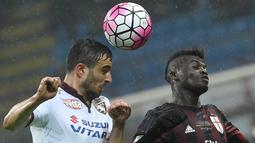 Pemain AC Milan, Mbaye Niang (kanan), berebut bola dengan pemain Torino, Nikola Maksimovic, pada laga lanjutan Serie A Italia di Stadion San Siro, Minggu (28/2/2016) dini hari WIB. (EPA/Daniel Dal Zennaro))