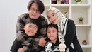 Melalui instagram, Ririe Fairus membagikan potret kebersamaannya dengan mantan suami, Ayus Sabyan di ulang tahun anak kedua mereka, Ben yang ke-8.