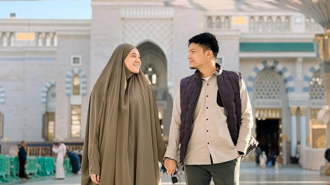 Potret Dhini Aminarti dan Dimas Seto, Tetap Mesra di 16 Tahun Pernikahan