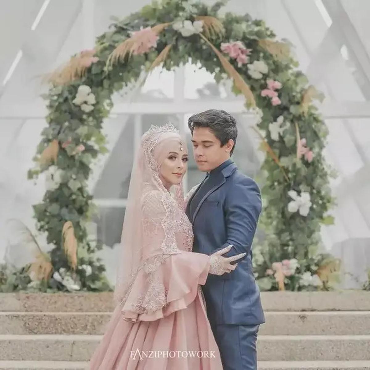 Resmi Cerai, 7 Potret Kenangan Thya Sethya Eks Gadis MMA dan Suami