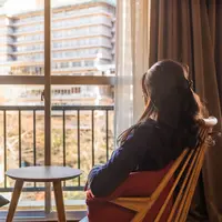 Menyendiri./Copyright shutterstock.com/g/Jirat+Teparaksa