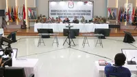 Ketua KPU RI, Arief Budiman  saat rapat Rekapitulasi Hasil Penghitungan Perolehan Suara Tingkat Nasional dan Penetapan Hasil Pemilu Tahun 2019, Jakarta, Jumat (10/5/2019). Rencananya hari ini, rapat menetapkan hasil penghitungan di Bali dan Bangka Belitung. (Liputan6.com/Helmi Fithriansyah)