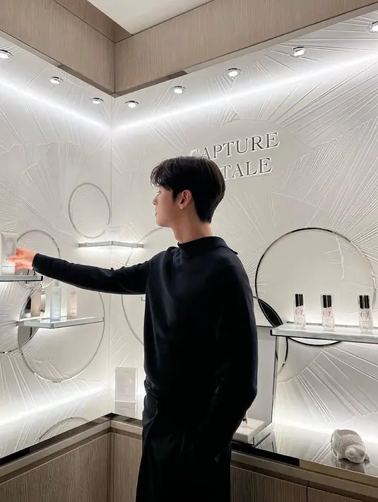 Sebagai BA, Cha Eun Woo mempelajari langsung formulasi dari Dior Capture Totale Serum [instagram/eunwo.o_c]