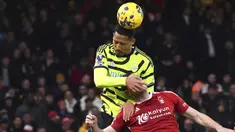 Pemain Arsenal, William Saliba, duel udara dengan pemain Nottingham Forest, Chris Wood, dalam laga Premier League 2023/2024 pekan 22 di Stadion City Ground, Rabu (31/1/2024). Arsenal menang dengan skor 2-1. (AP Photo/Rui Vieira)