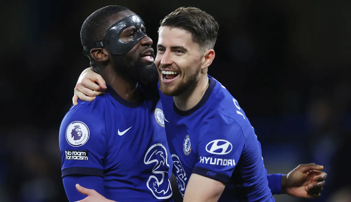 Gelandang Chelsea, Jorginho, melakukan selebrasi bersama Antonio Rudiger usai mencetak gol ke gawang Leicester City pada laga Liga Inggris di Stadion Stamford Bridge, Rabu (19/5/2021). Chelsea menang dengan skor 2-1. (Catherine Ivill/Pool via AP)