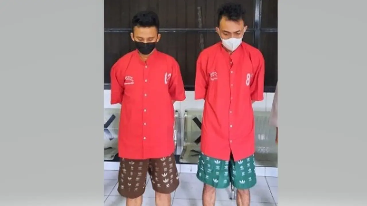 Tersangka pembobol sekolah di Surabaya diamankan polisi. (Dian Kurniawan/Liputan6.com)