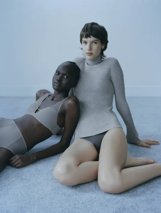 Koleksi ini menghadirkan keindahan desain dengan pancaran lekukan feminin berpadu kecanggihan teknologi.