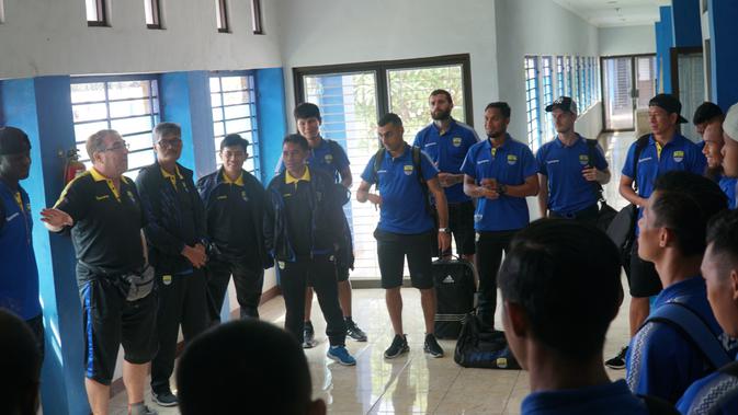 Pelatih Robert Alberts memimpin briefing sebelum bertolak ke Cikole Lembang. (Huyogo Simbolon)